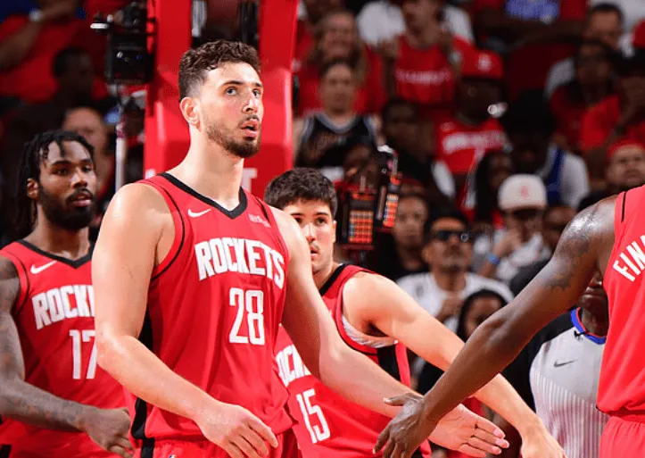 火箭第三节轰出34-18净胜16分，三节结束领先湖人25分