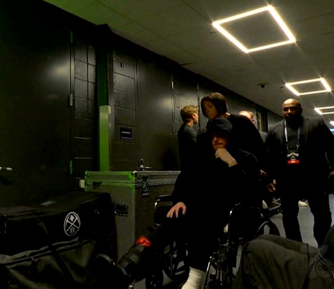 GA黄金甲登录入口-遭遇右跟腱撕裂！迪文岑佐坐轮椅离开球馆 受伤部位已穿上保护靴