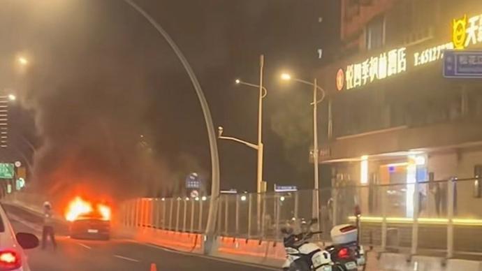 GA黄金甲官方网站-今晚中环内圈一辆轿车起火 所幸无人伤亡